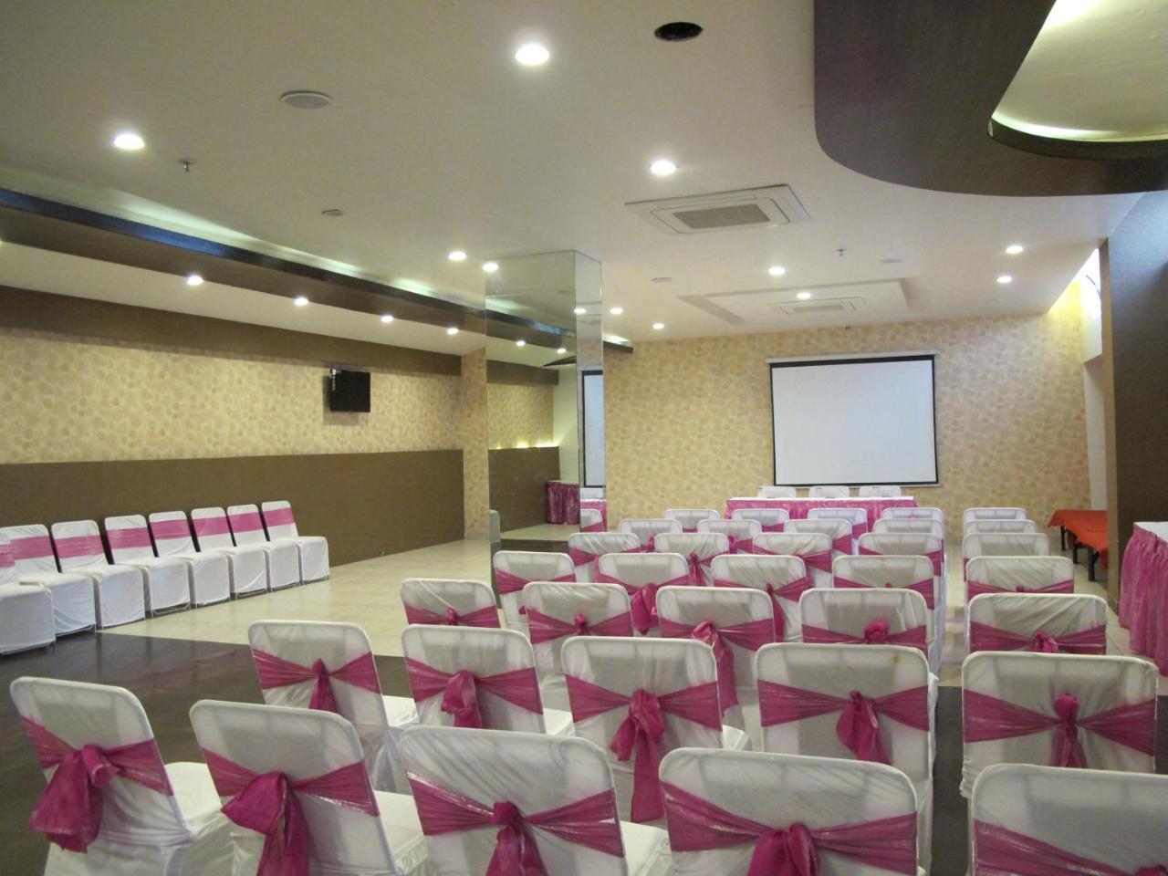Tgi Apple Inn Jaipur Bagian luar foto